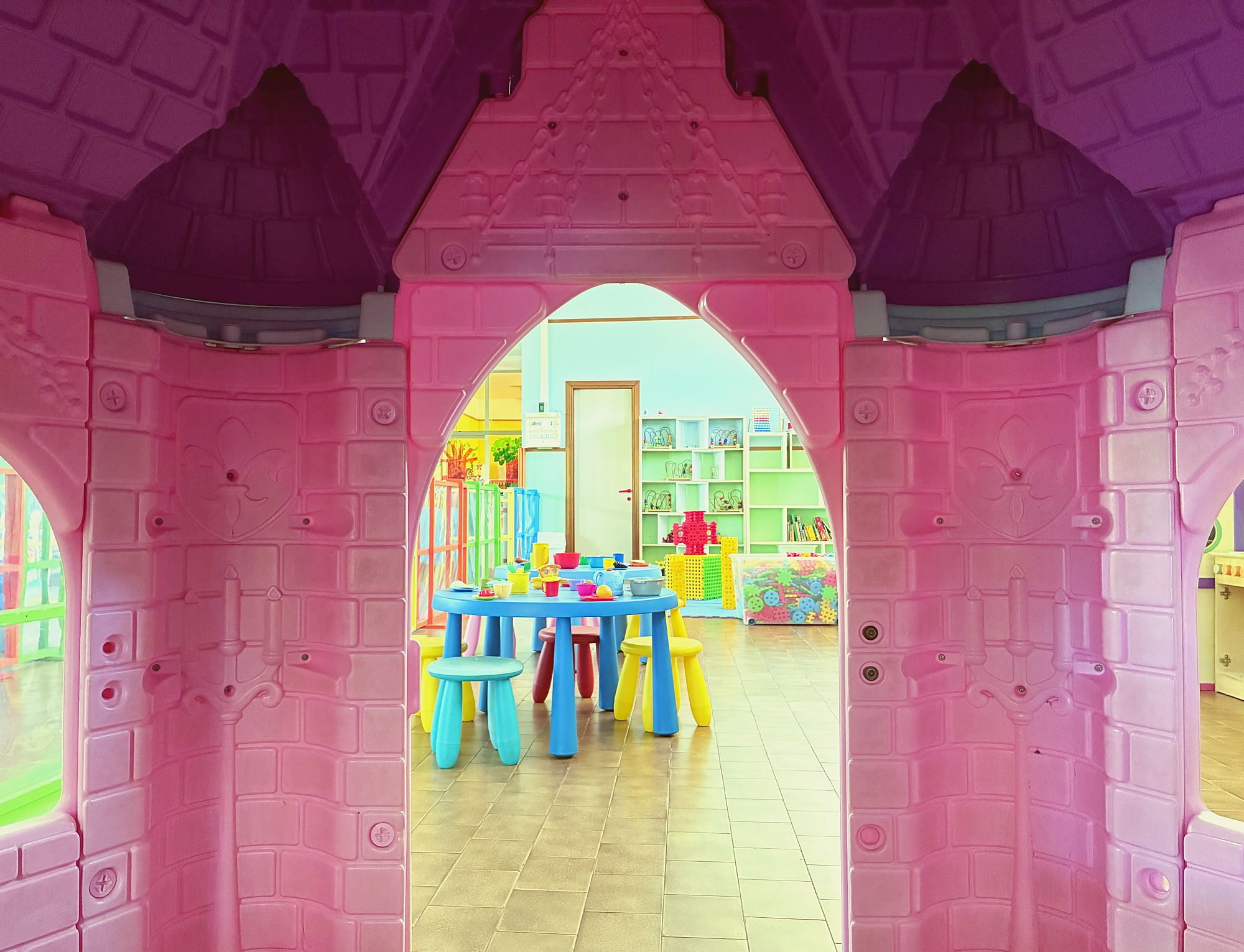 Il salone della scuola visto da dentro il castello dei giochi