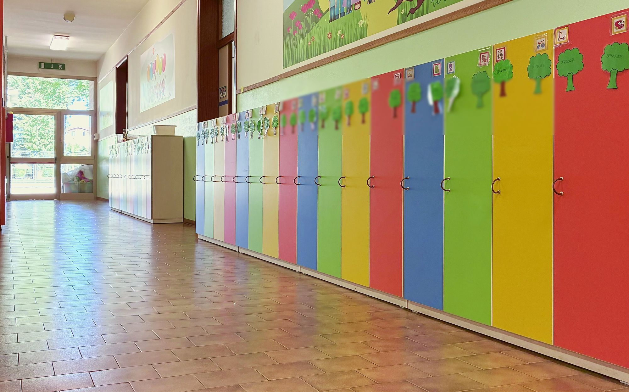 Corridoio della scuola dell’infanzia con gli armadietti colorati