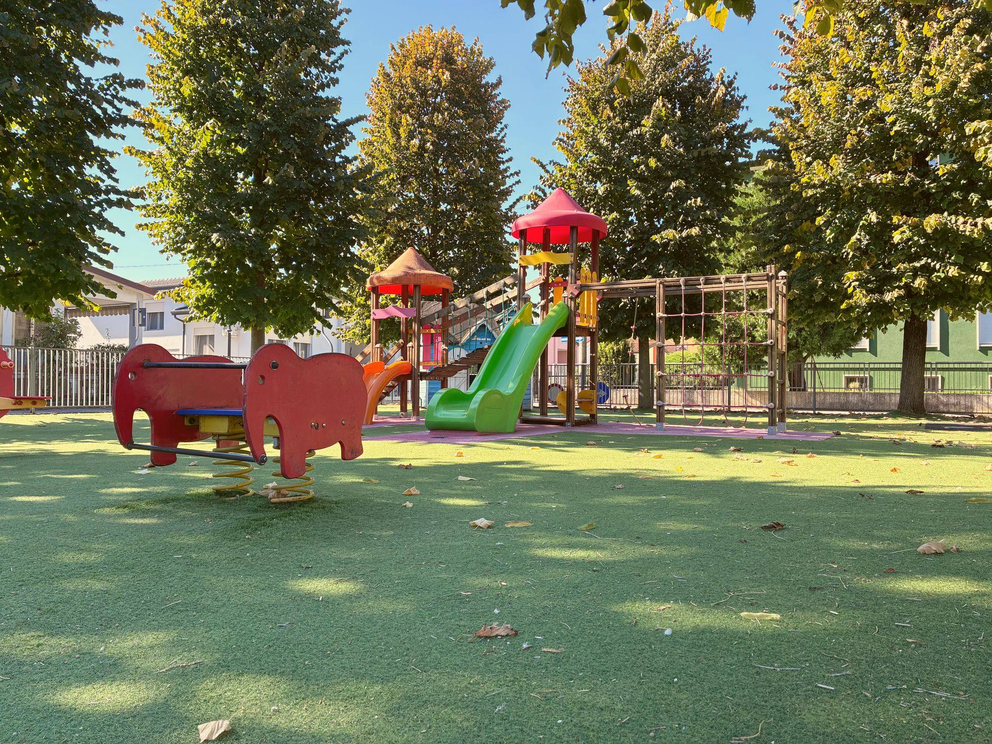 Gioco a molla a forma di elefante nel giardino della scuola