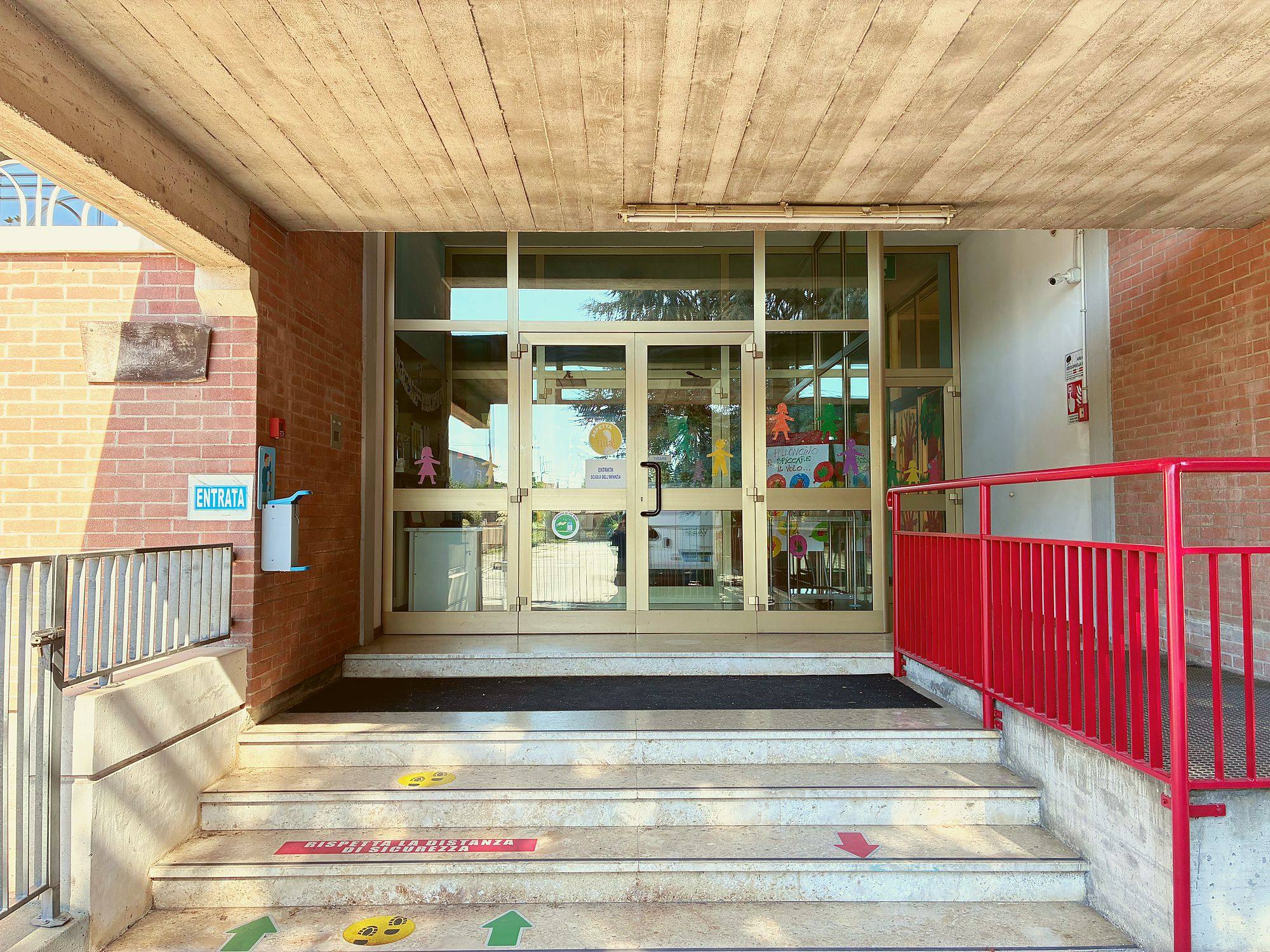 Ingresso principale della scuola con scalinata e rampa