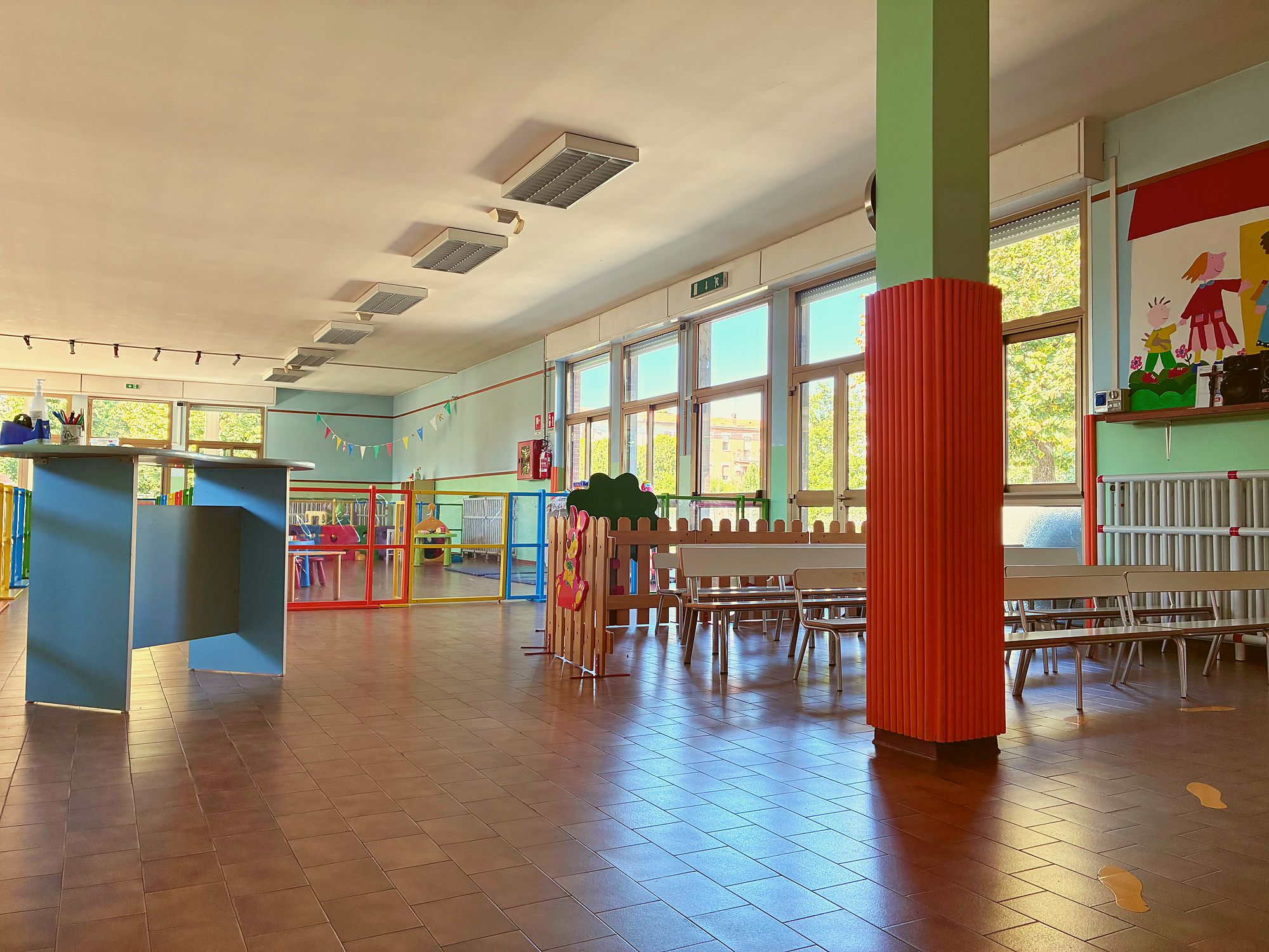 Il grande salone luminoso della scuola dell’infanzia