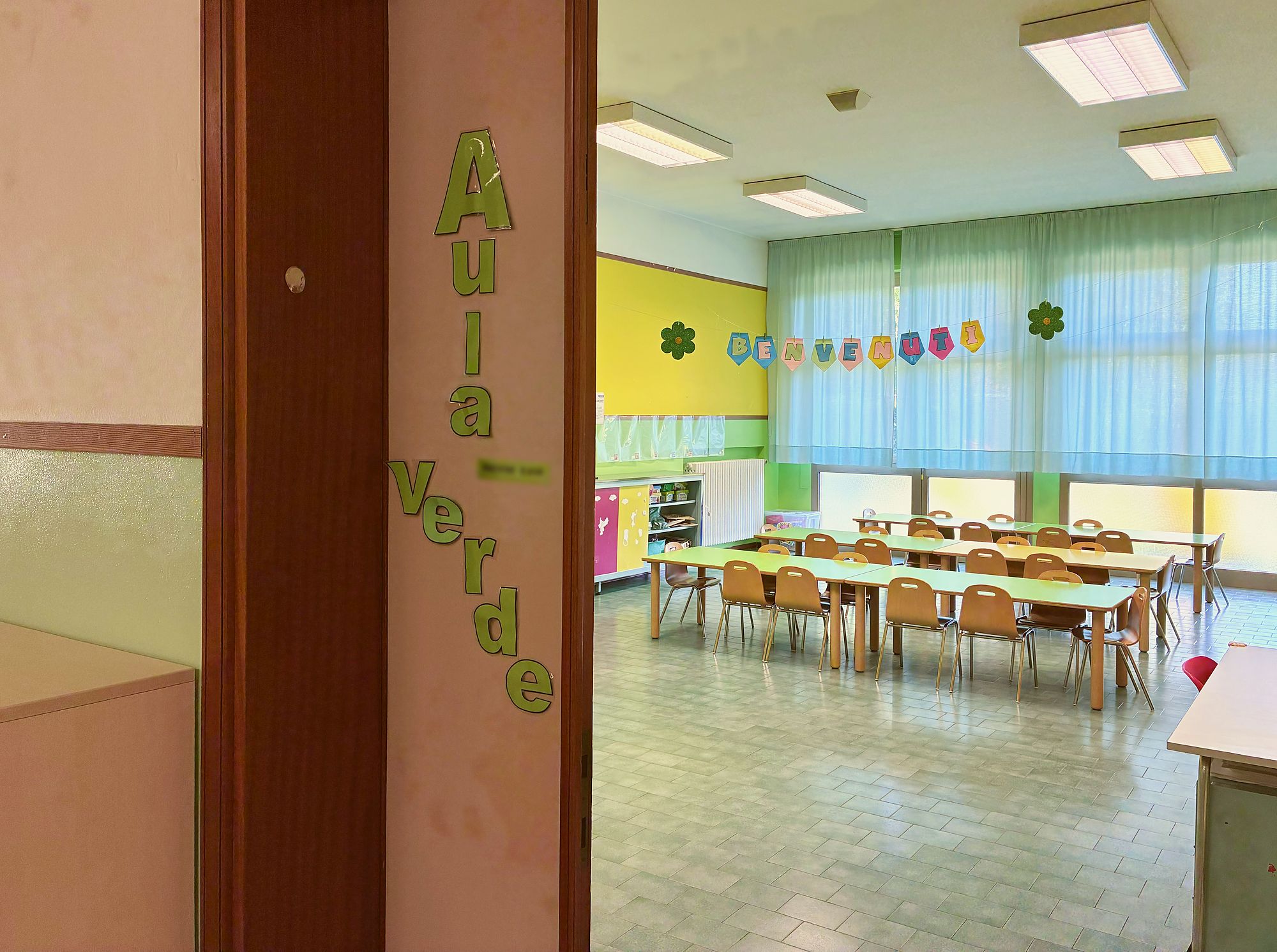 Porta dell’aula verde della scuola dell’infanzia